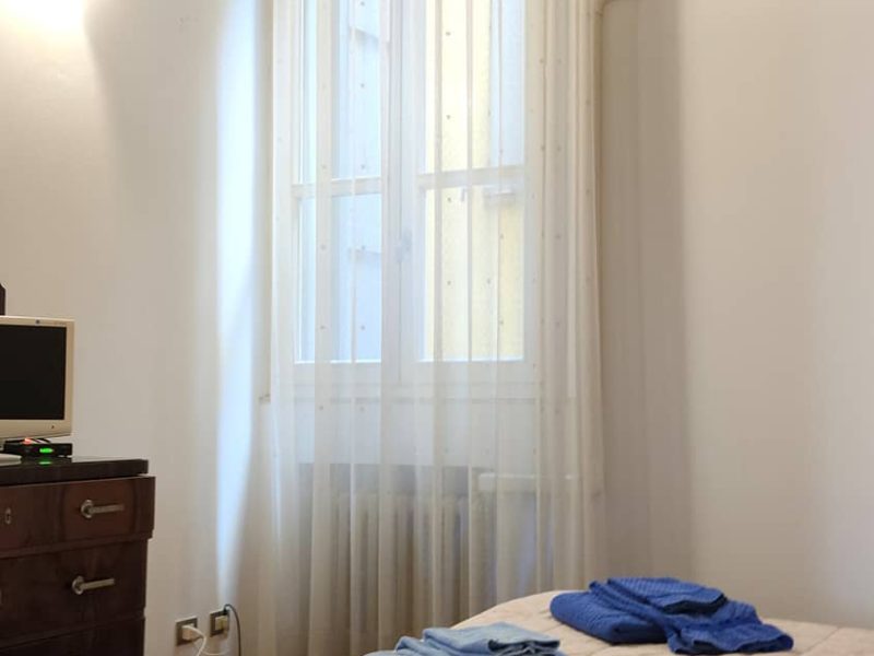 camere-letto-finestra-portrait